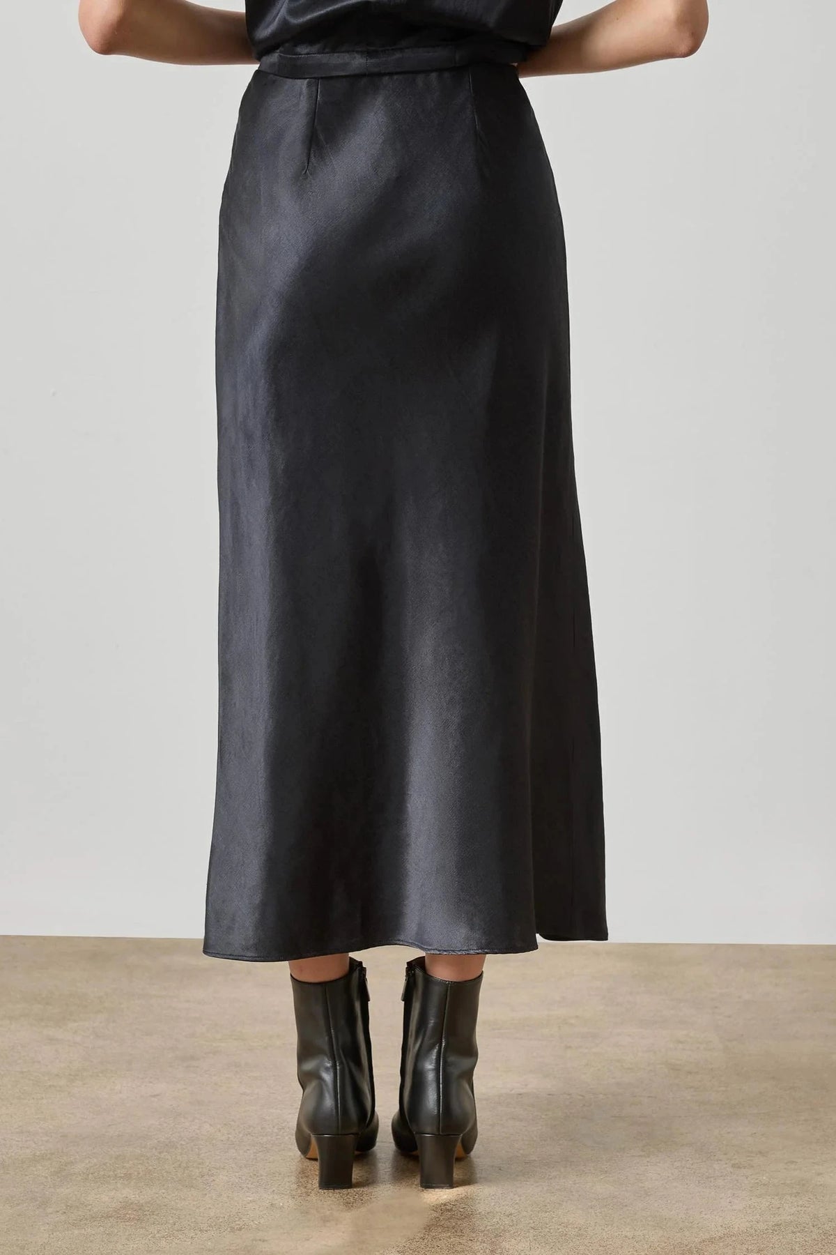 Slub Woven Bias Skirt Black Skirts - Midi Lilla P 